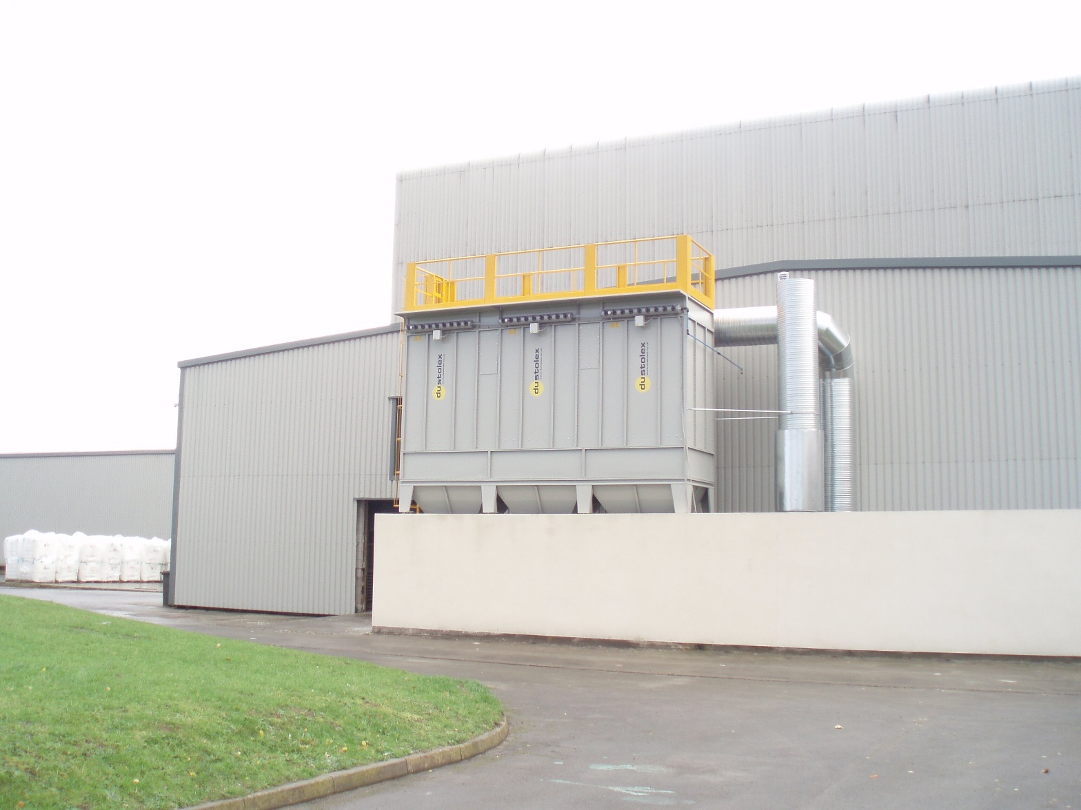 Dust extraction system for plastic application