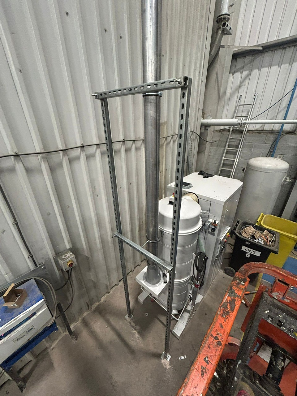 Powder mixing dust extraction for cement-based products
