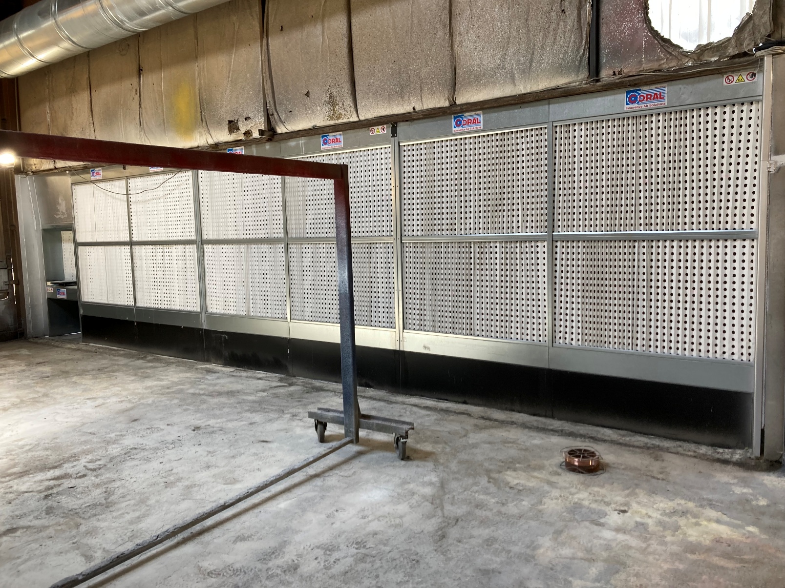 Painting booth for manufacturer of waste skips and large-scale sluice gates