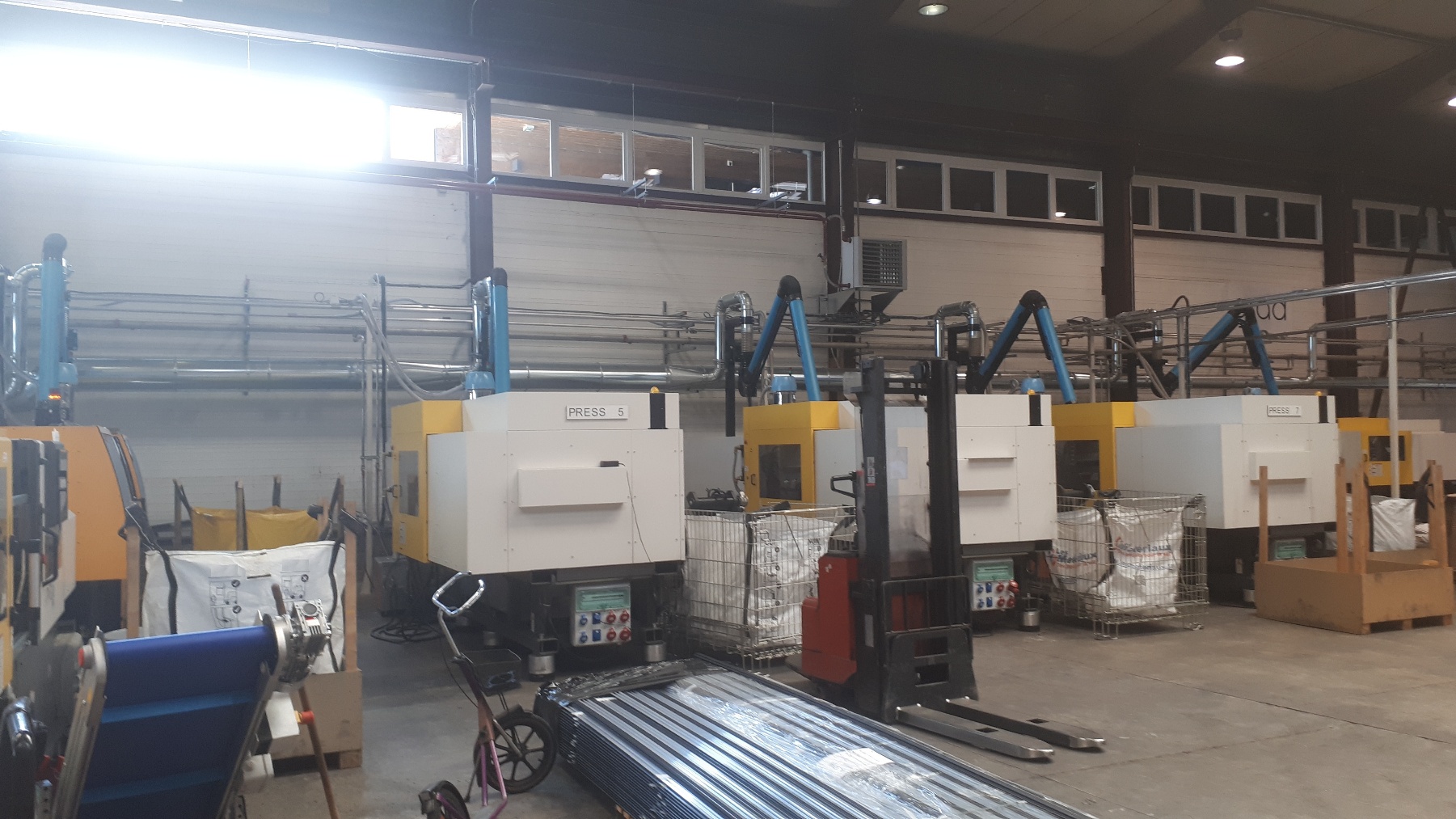 Arms for plastic press fumes