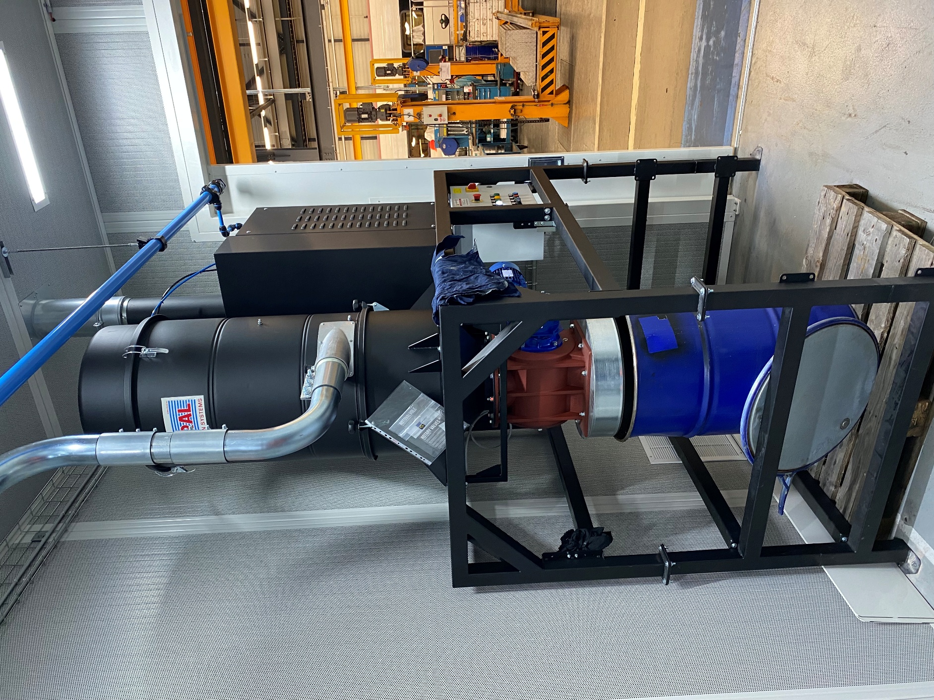 High vacuum system for a grinding booth cleaning