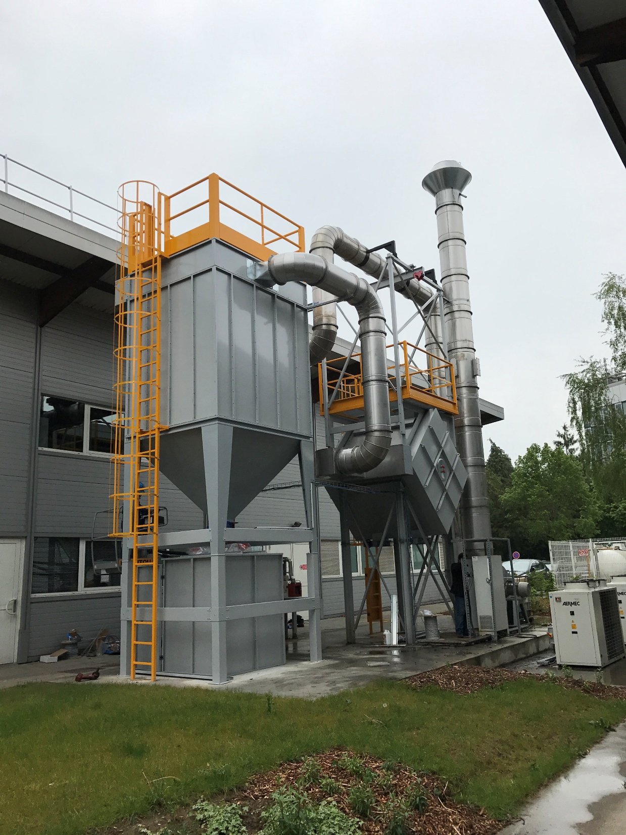 Fire smoke from fire test bench for wood, plaster and plasterboard rails