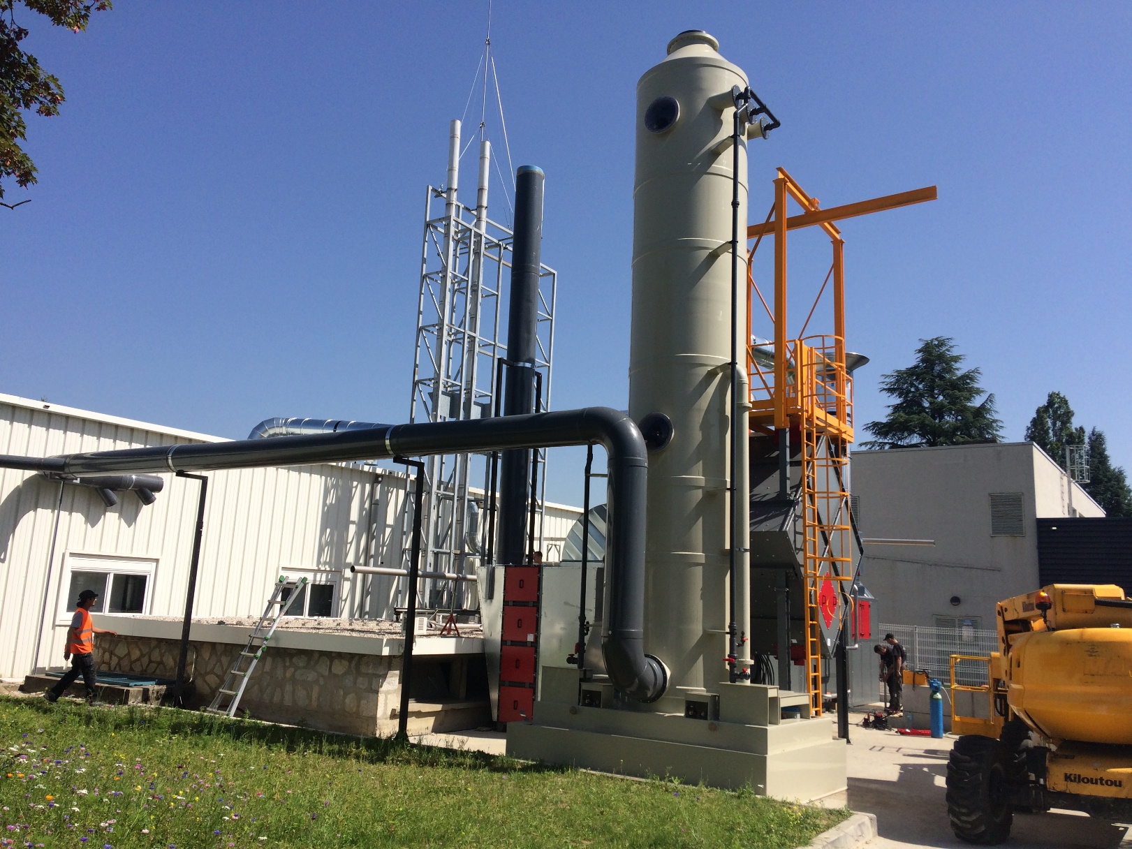 Centralised acid and voc extraction system for disassembly and decontamination of pumps