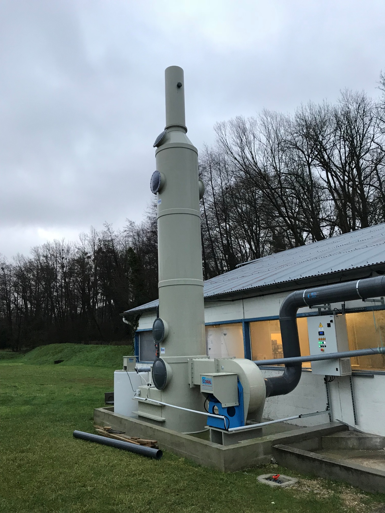Acid extraction system for ammonia vapour