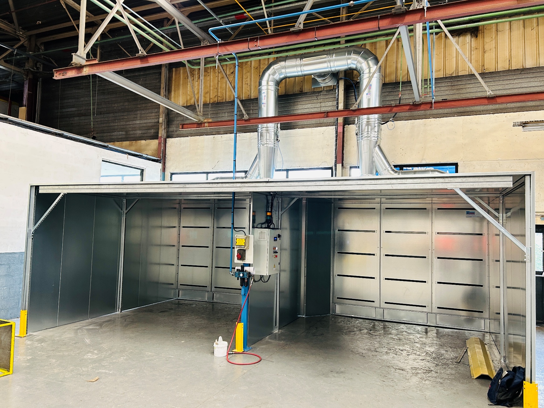 Extraction booth oxy-fuel cutting fumes for the automotive industry