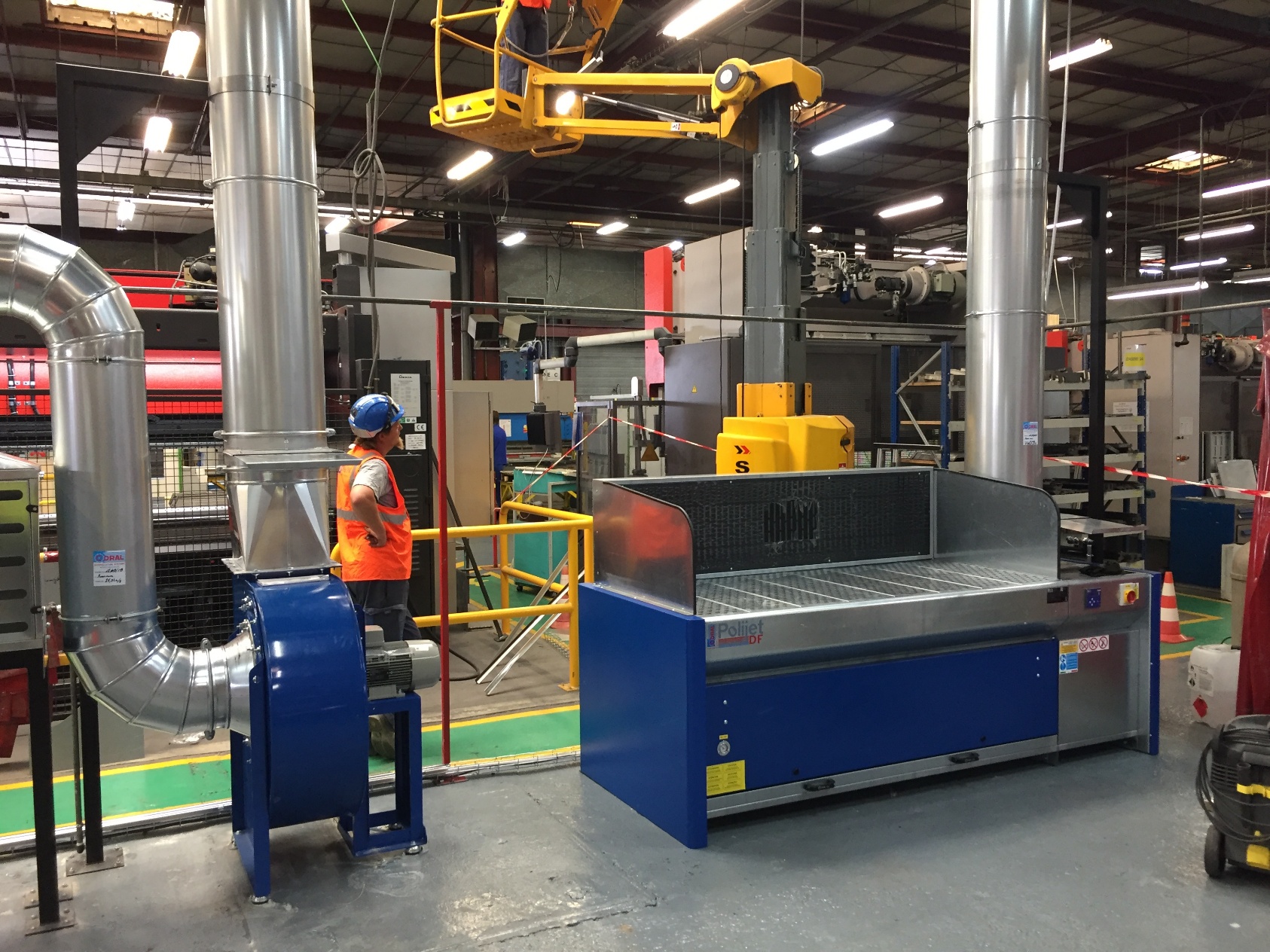 Extraction bench for a finishing steel area